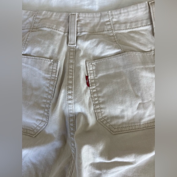 Levi's Women's Light Cream Cropped Everyday Jeans - Picture 9 of 11